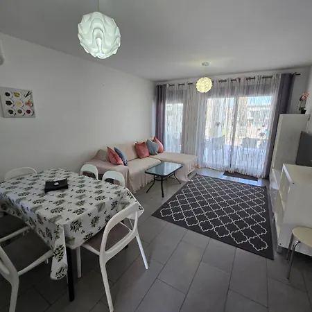 Sunny Ground Floor Opposite The Swimming Pool Apartment